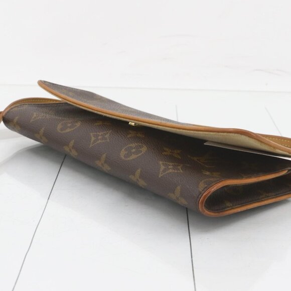 Louis VUITTON Pochette Twin - Picture 7 of 17